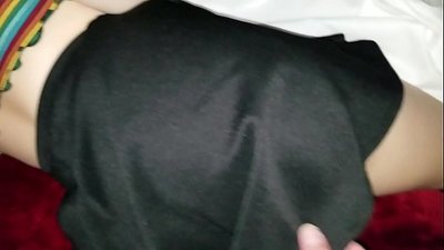 Spiaca panna školáčka sestra dostáva svoj úzky zadok prstami